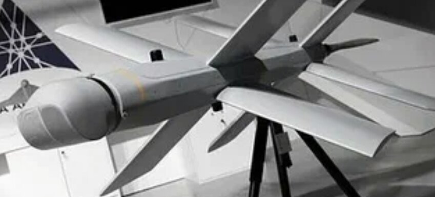 БПЛА "Ланцет" был разработал российской компанией ZALA (входит в концерн "Калашников"). Боеприпас предназначен для поражения наземной техники и других важных целей на переднем крае и в тылу противника.