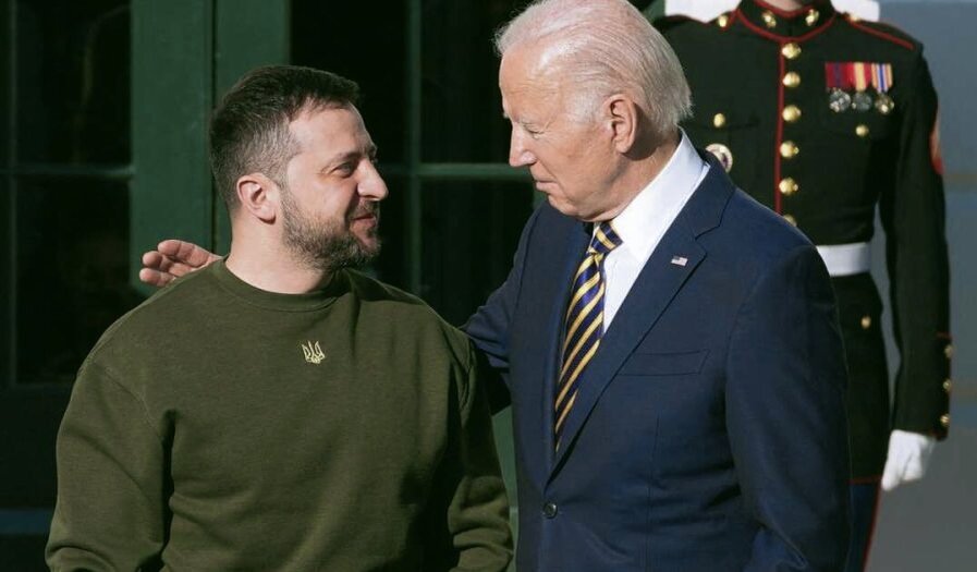 Из открытых источников в интернете. Президент Украины В.Зеленский и президент США Д.Байден.