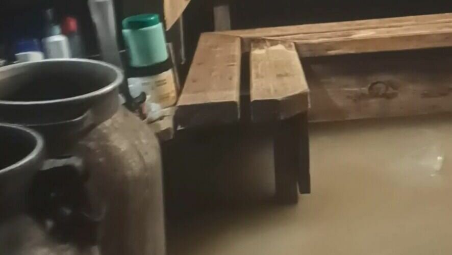     В Балезино весь пол в постройках и доме многодетной семьи превратился в каток из-за халатной работы местного водоканала.