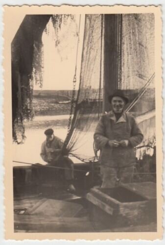 Голландские рыбаки в лодке, порт. 1940-е годы.
