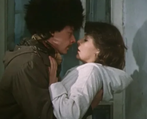 К кому залетел певчий. Людмида гравис актриса. К кому залетел певчий. К кому залетел певчий кенар (1980). Рюттю кенар тезай актер.