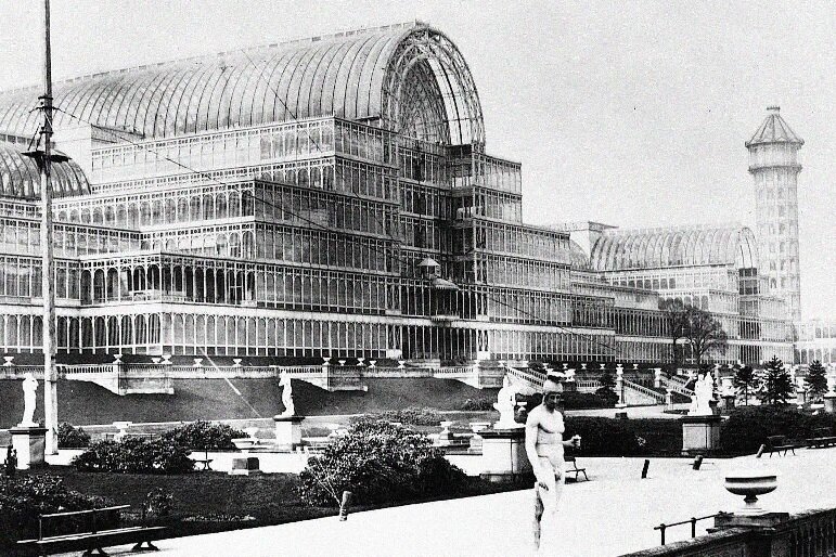 Садовник Джозеф Пакстон, специалист по строительству больших оранжерей, предложил свой проект.