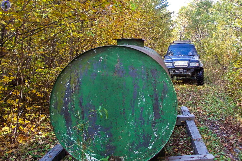 На этой неприметной полянке с домиком в заповедном лесу скрывался ...