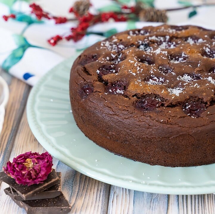 Бисквитный торт “Вишня в шоколаде”