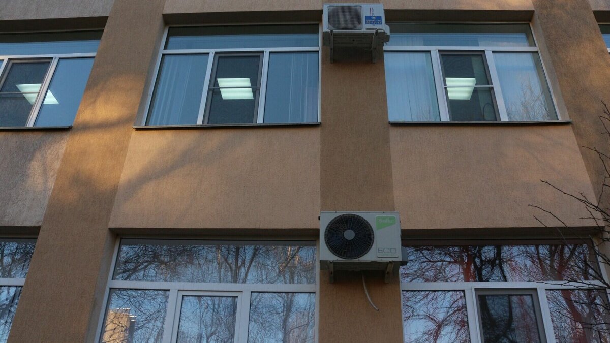     Огромная глыба льда свалилась с крыши школы в Нижнем Новгороде. По предварительным данным, она не задела никакого из детей или сотрудников.