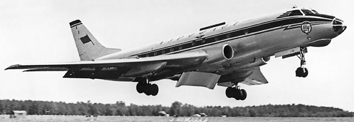 Ту-124 — советский пассажирский самолёт 2-го класса, для авиалиний малой протяжённости, вмещающий до 56 пассажиров. Первый в мире крупносерийный пассажирский самолёт с турбовентиляторными двигателями.