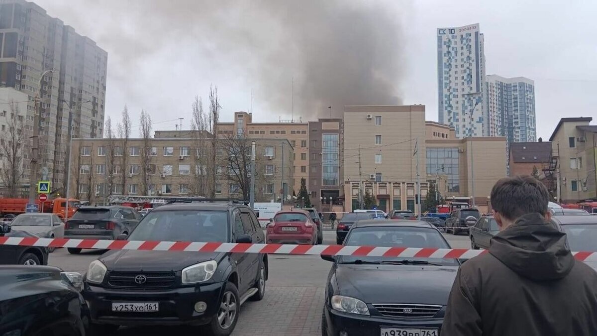     Две стены обрушились в здании склада на территории Погрануправления ФСБ в Ростове, пишет Telegram-канал SHOT.