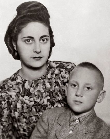      Володя Высоцкий с Евгенией Лихалатовой, конец 1940-х годов. Фото из открытого источника