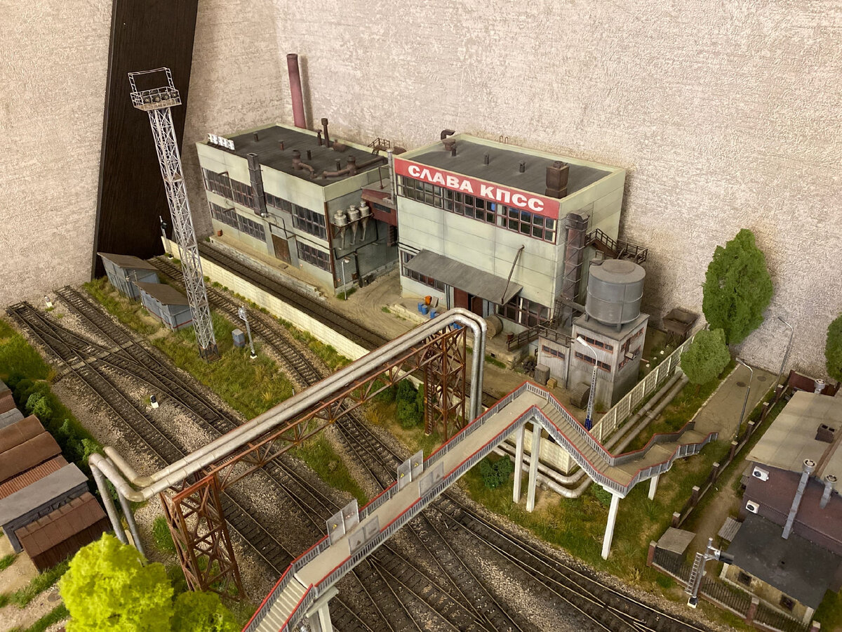 Общий вид на заводскую зону на макете. В дальнем корпусе производятся "сварочные работы"