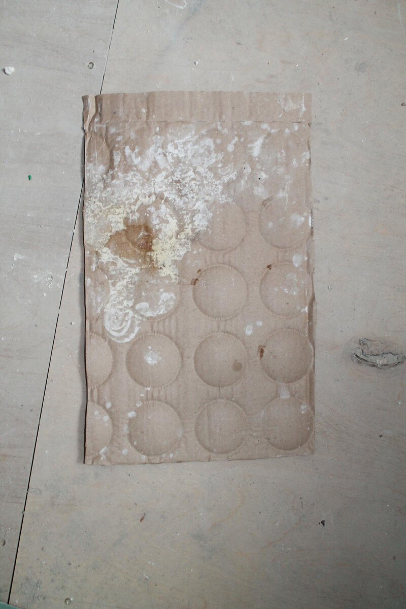      Картон на дне коробки весь промок