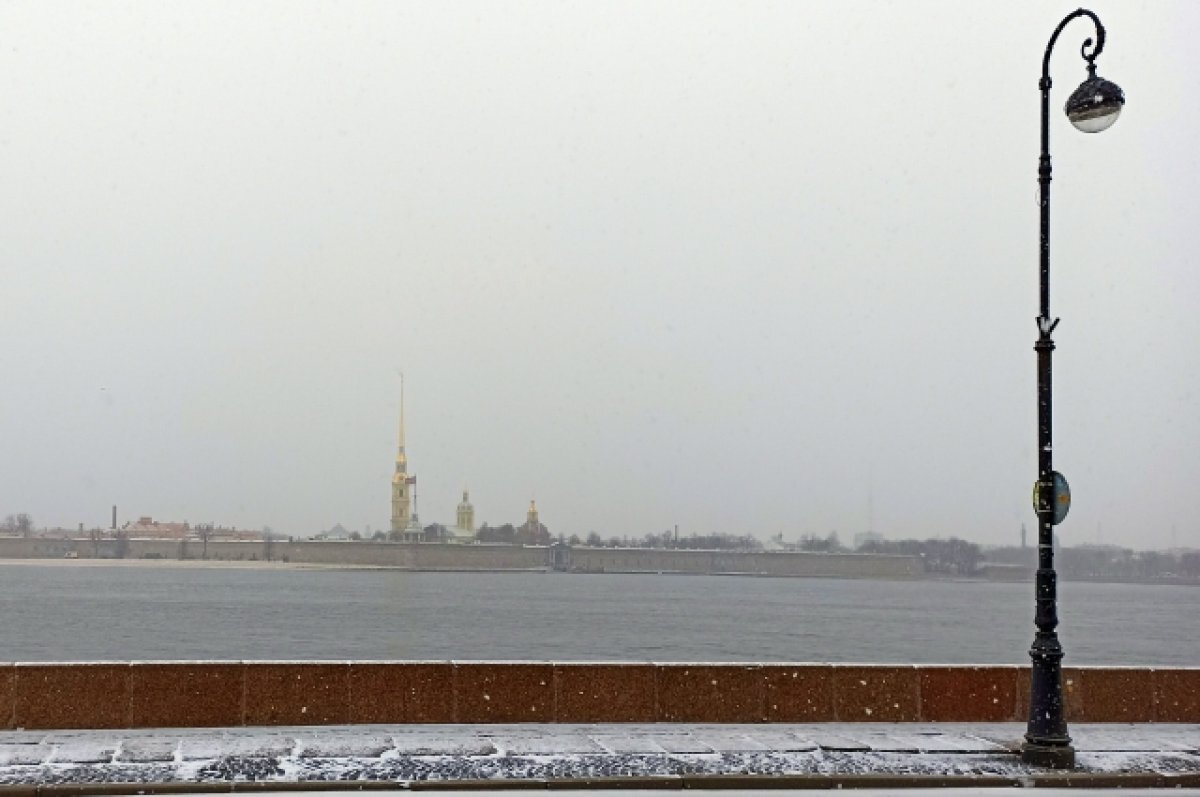    Мужчина провалился под лед, пытаясь перейти Неву от Эрмитажа к Петроградке
