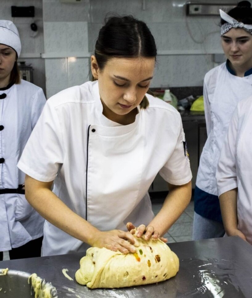 Своими руками: простой рецепт, как приготовить кулич с декором на Пасху |  Новости Om1.ru Омск | Дзен