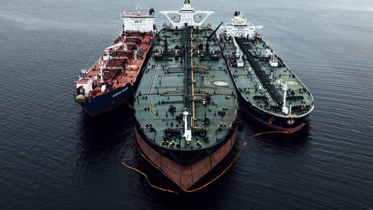 Если России требуется примерно 250 танкеров, то зачем ей ещё 140 судов?