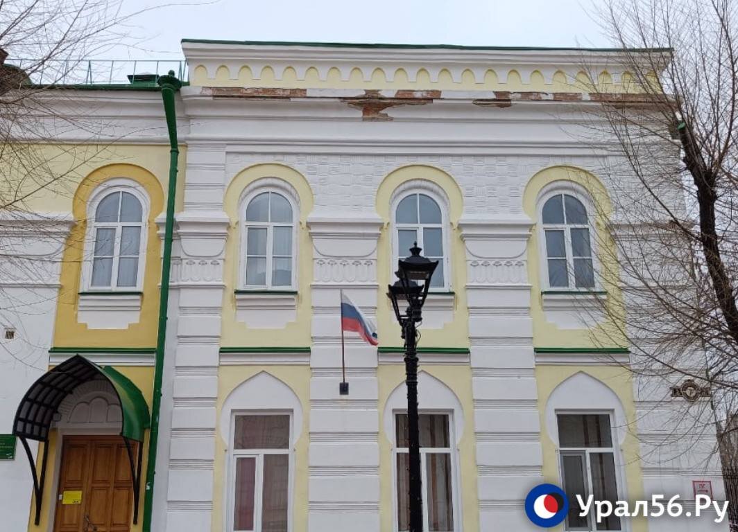    В Оренбурге с недавно отремонтированной школы №3 осыпается штукатурка