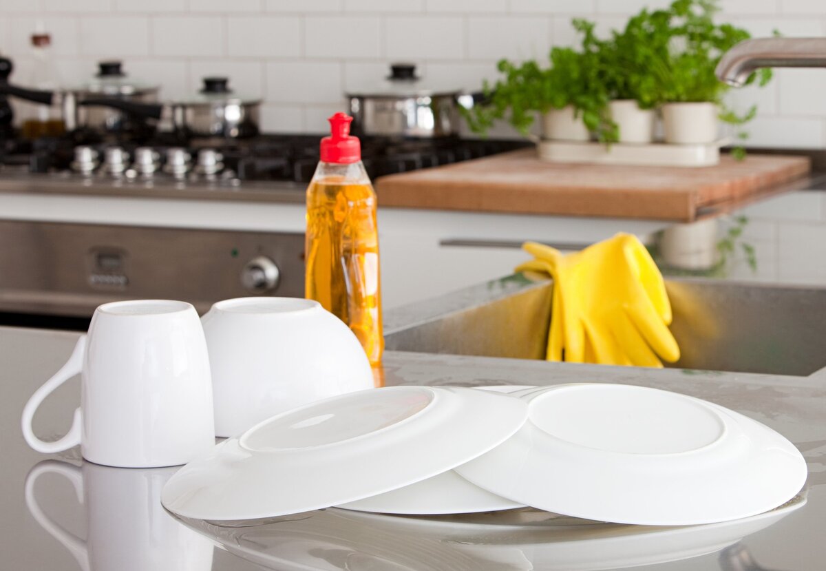     10 полезных свойств жидкости для мытья посуды, о которых вы даже не догадывались