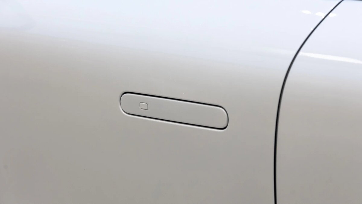 Ручки передних дверей откидываются под углом, стоит лишь разблокировать замки или прикоснуться к датчику