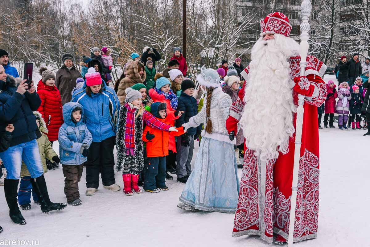 Дед Мороз и Снегурочка в Костроме. Встреча с детьми. Фото из интернета.