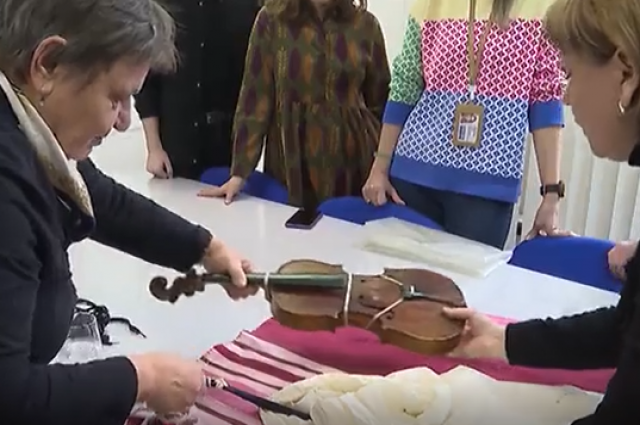    Ольга Королёва хранила инструмент с 1963 года. Фото: Вести Красноярск