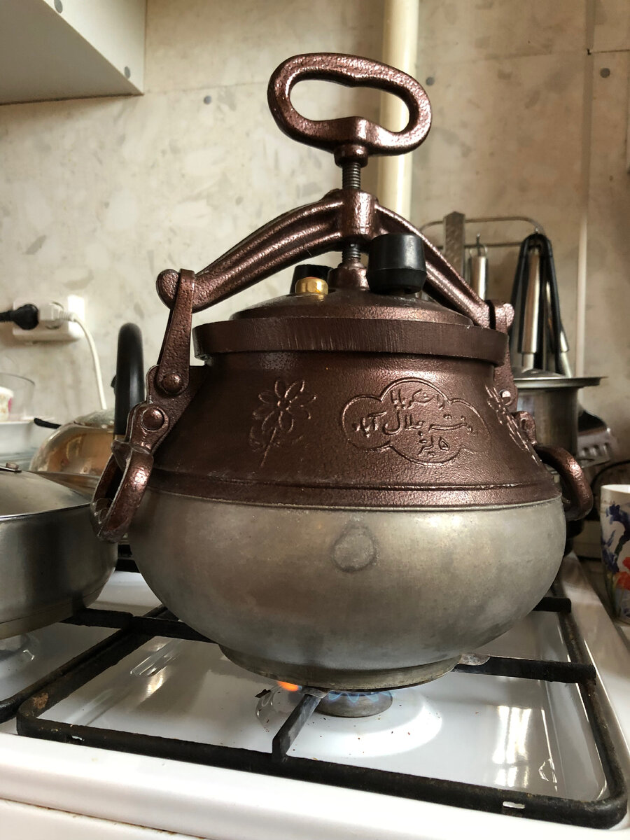 Рядом в сковороде гуляш зреет))