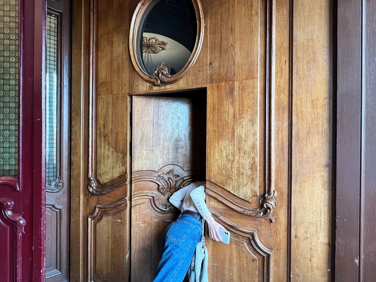 Проверка на призраков в дворницкой, расположена в тамбуре парадной двери