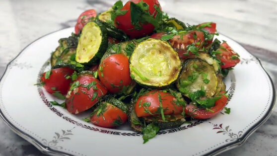    30 минут на кухне: легкий салат из кабачков и помидоров Дарья Смирнова