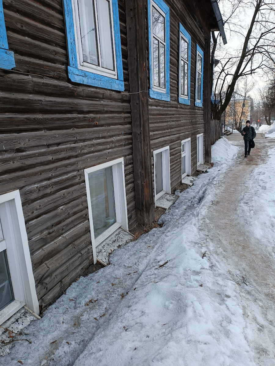 Слободской - это районный центр Кировской области, находится от Кирова (Вятки) на расстоянии 35 км. Город старинный, существует с 1489 года, и не маленький - занимает 49,6 км² площади.-2