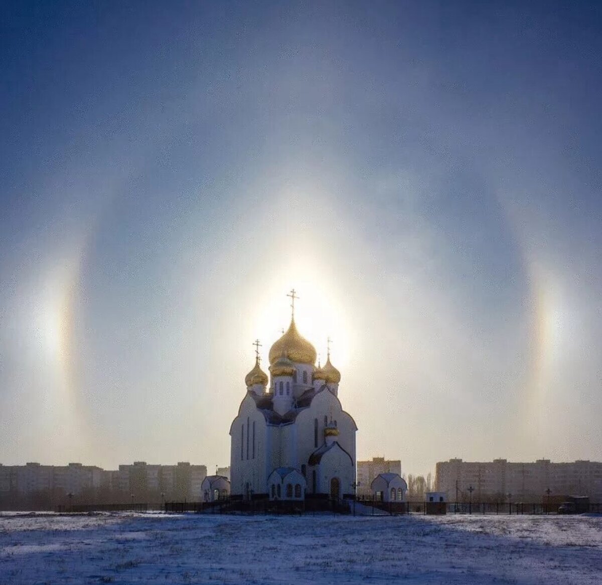 Храм на фоне солнца