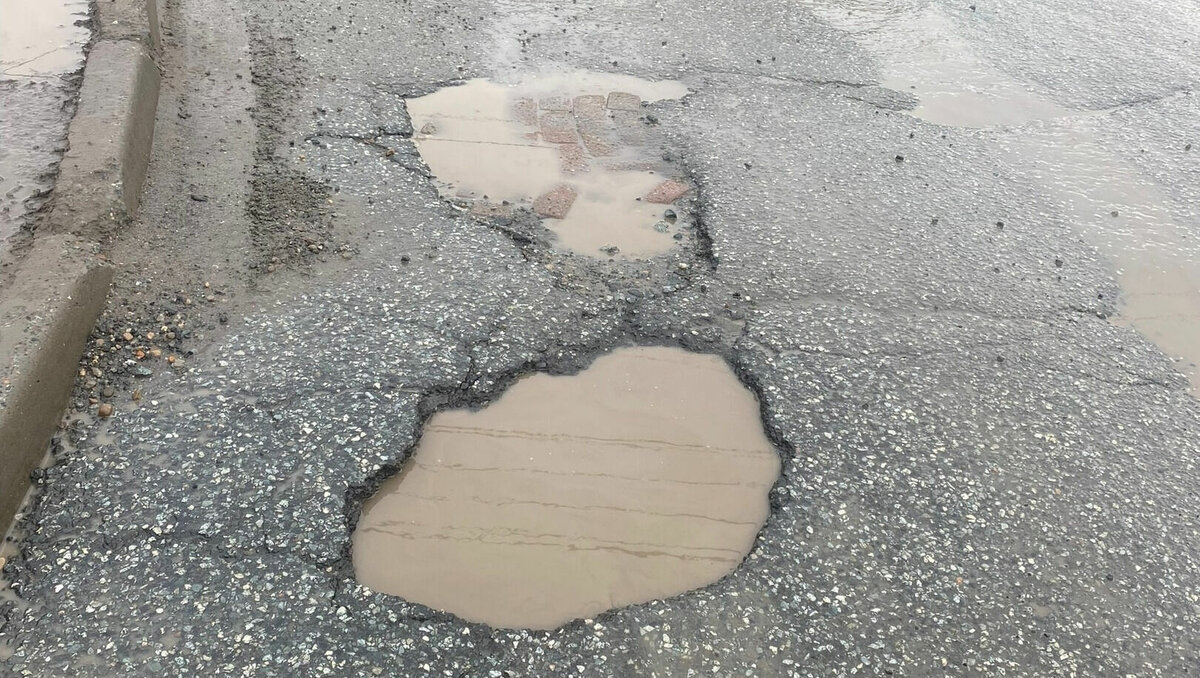     Жители Ижевска в соцсетях вновь сообщили о многочисленных ямах на дорогах и потребовали от властей города усилить работу по их ремонту.