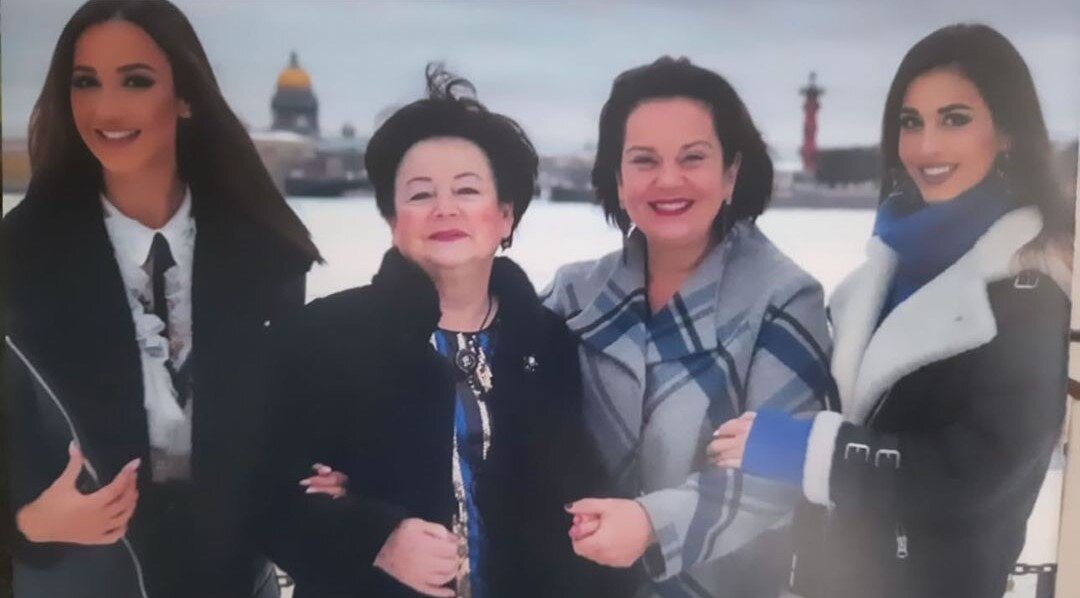    Ольга Бузова с бабушкой, матерью и сестройСоцсети Ольги Бузовой