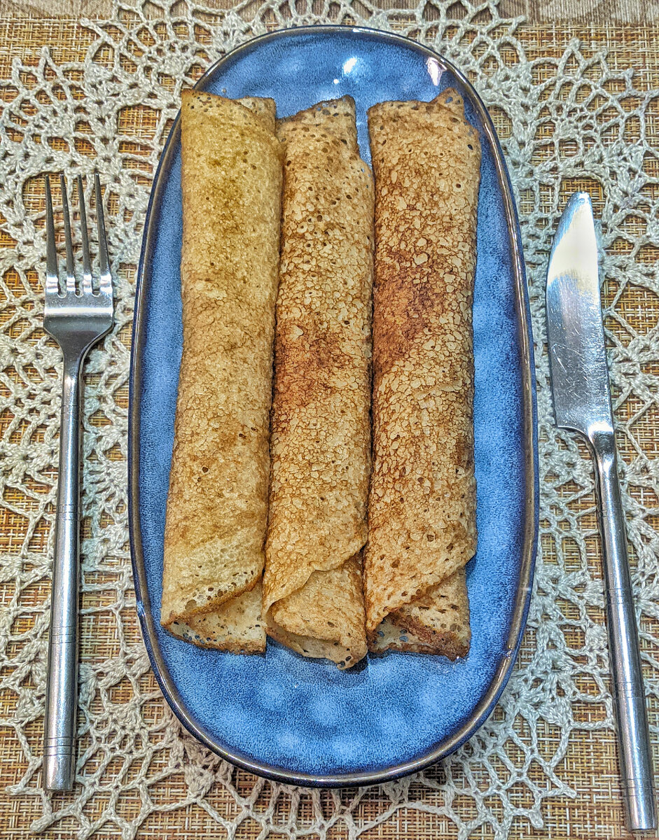 Я доедала блины на рассоле с арахисовой пастой и мёдом, кофе