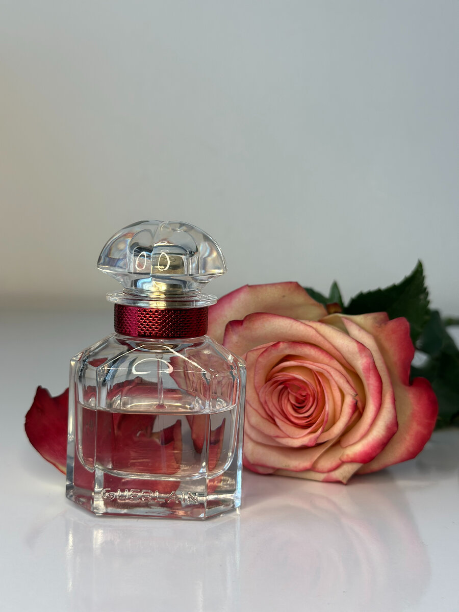 Мой "Bloom Rose" от легендарного дома Guerlain радует меня своей цитрусово-цветочным свежим стартом! Это неожиданно...                                                                                            То, что нужно сейчас весной, ну очень женственный и радостный!  Здесь вообще не солирует роза, никаких помадных нот, как ни странно, поэтому любителям цветочных не приторных композиции, присмотритесь.                                                                            "Bloom Rose" похож на фужер, но очень мягкий какой-то, прям полуфужер (без всяких дубовых мхов). Напомню, отличительными свойствами фужера является ощущение чистоты, свежести и наличие цитрусовых нот в аромате (и еще много всего).                          А самое интересное, это лаванда, которая уравновешивает цитрусовую колкость и сладкую базу ванили! Роза здесь конечно есть, но так как ее оттеняет жасмин самбак, нет того самого ощущения про очередной типичный аромат на тему роз.                                                                                                                        Нетривиальный, очень многогранный (чем давно нас не балует люкс парфюмерия). У меня много духов, но именно этот очень любит муж.....