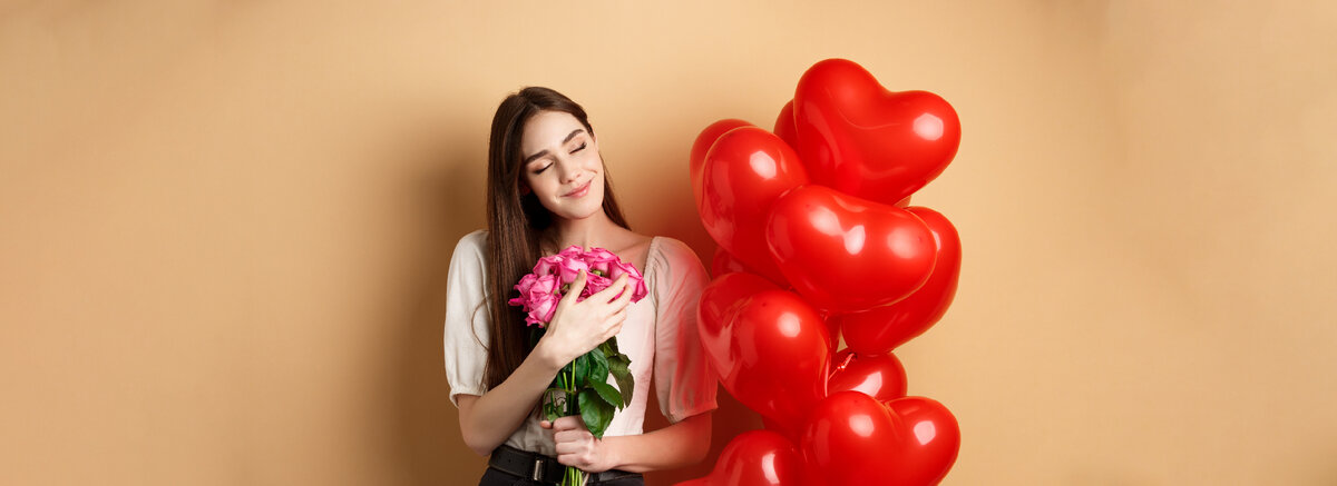 <a href="https://ru.freepik.com/free-photo/sensual-and-romantic-girl-hugging-bouquet-of-pink-roses-smiling-with-eyes-closed-thinking-of-lover-s_38923838.htm#page=11&query=%D0%B4%D0%B5%D0%B2%D1%83%D1%88%D0%BA%D0%B0%20%D1%80%D0%BE%D0%B7%D0%B0%D0%BC%D0%B8&position=24&from_view=search&track=ais">Изображение от benzoix</a> на Freepik