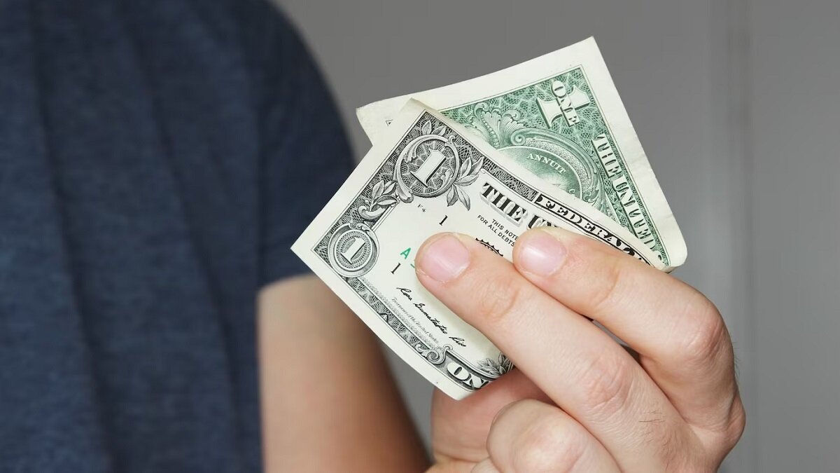    Какой процент россиян перестал хранить сбережения в долларах и почему