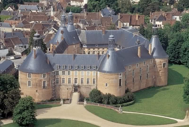 Шато сен. Франция замок сен-Фаржо. Особняк Шато Бургундия. Франция. Замок сен- Фаржо. Бургундия.. Замок замке сен-Фаржо в Бургундии.