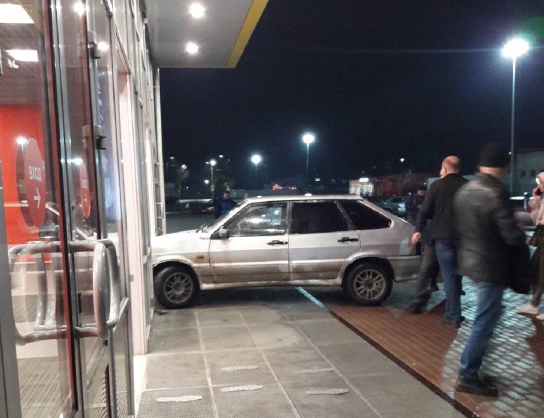    В Брянске лихач на Ладе со смоленскими номерами ювелирно заехал в гипермаркет «Магнит» avchernov