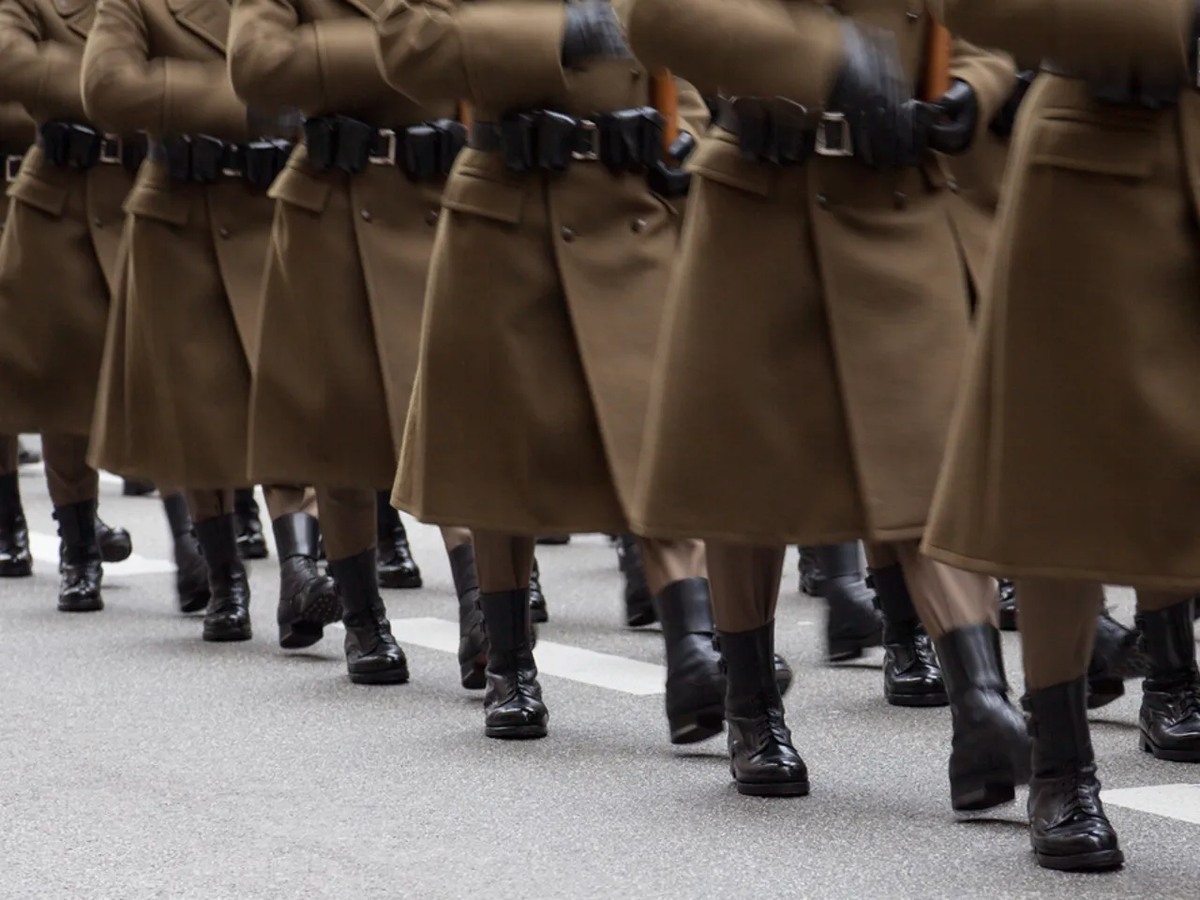 Почитайте - почему солдаты не ходят по мостам строем, в ногу...