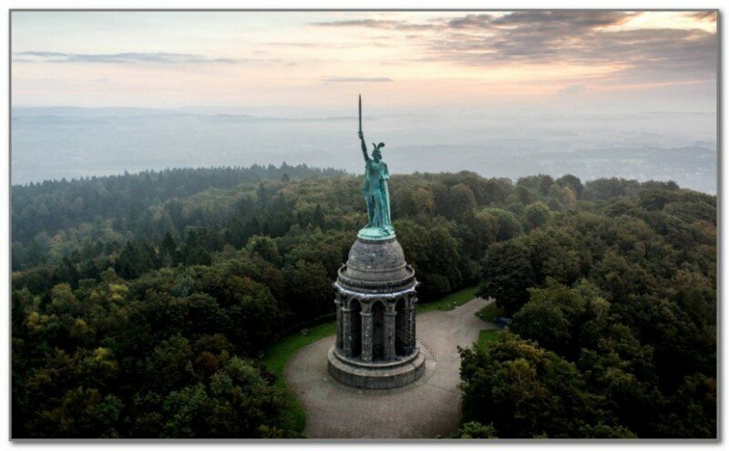 Памятник Арминию в Тевтобургском лесу.