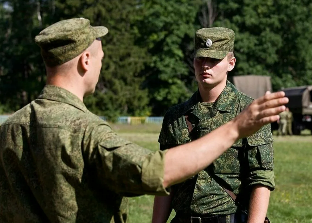 Военно способный. Командир и солдаты. Командир в армии. Командир и военнослужащие. Солдаты и офицеры.