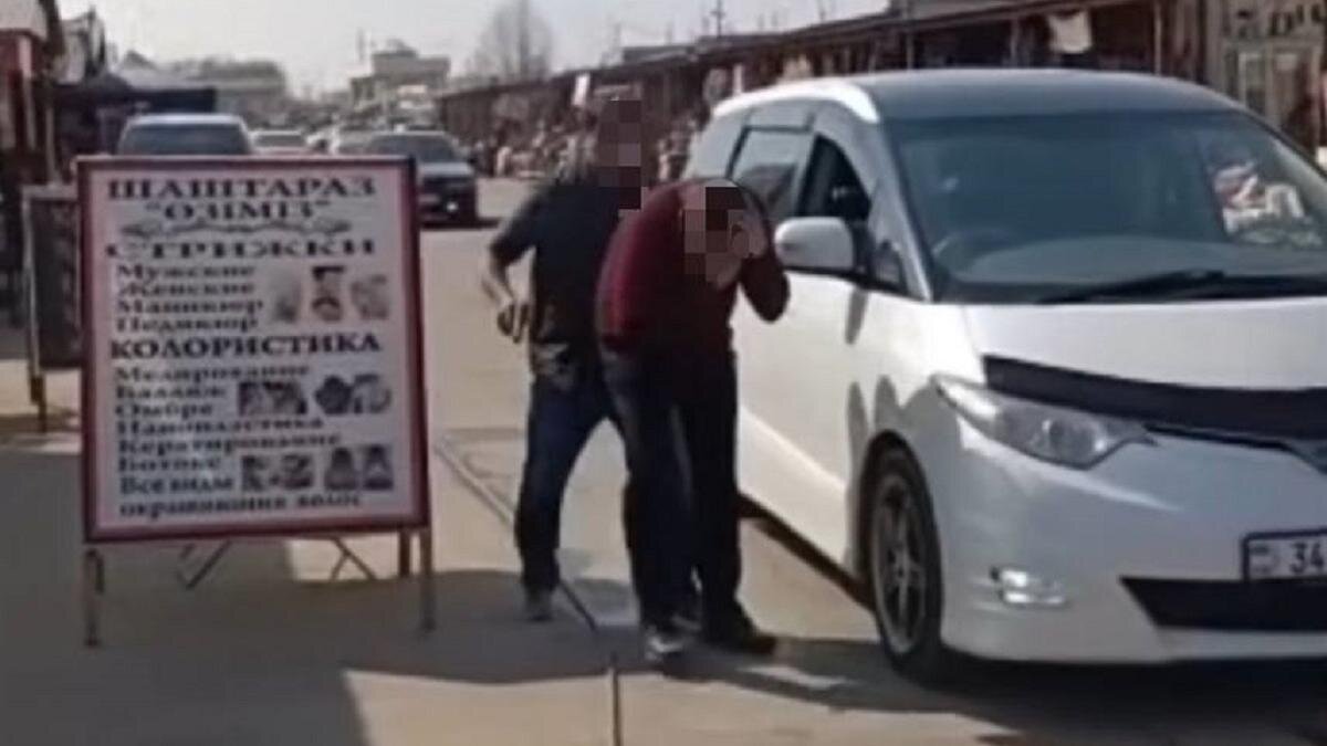    Мужчины устроили конфликт на рынке:instagram.com/krispi_almaty