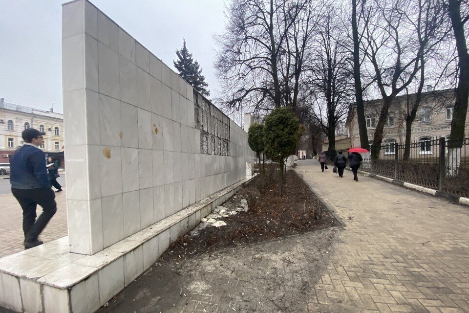     С Доски Почета Рязанской области рухнули около тридцати облицовочных плит.