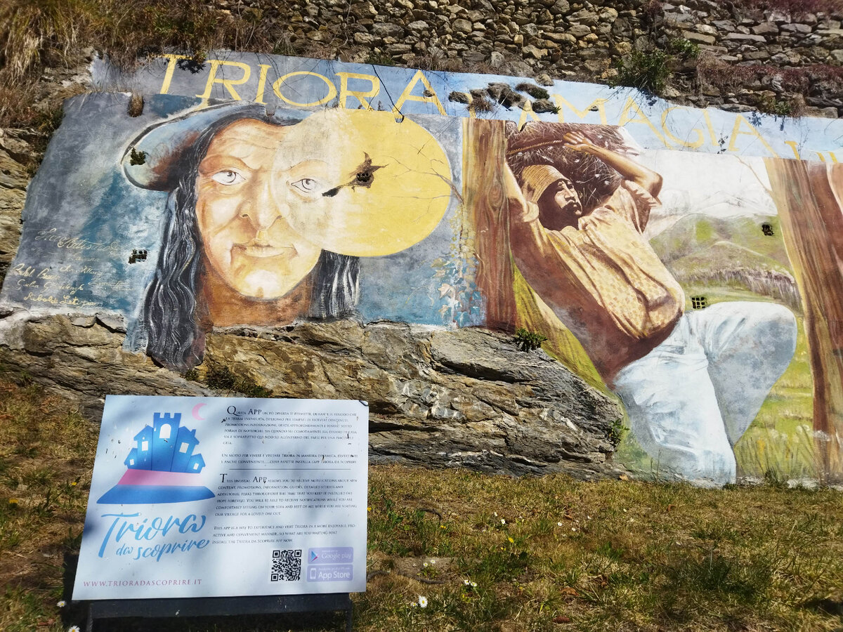 Панно на входе в средневековую часть города