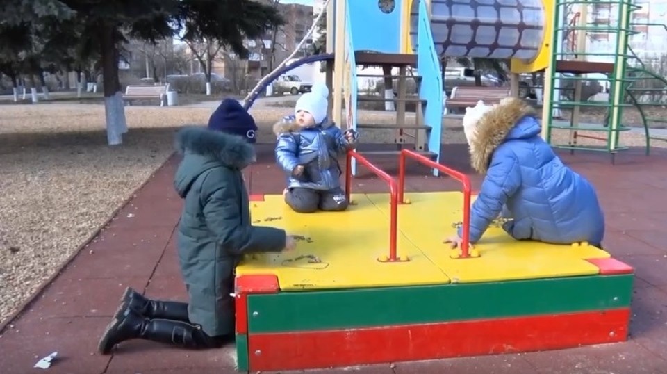     Детские площадки в сквере покрыли травмобезопасным покрытием. Фото: кадр из видео Минстроя РФ