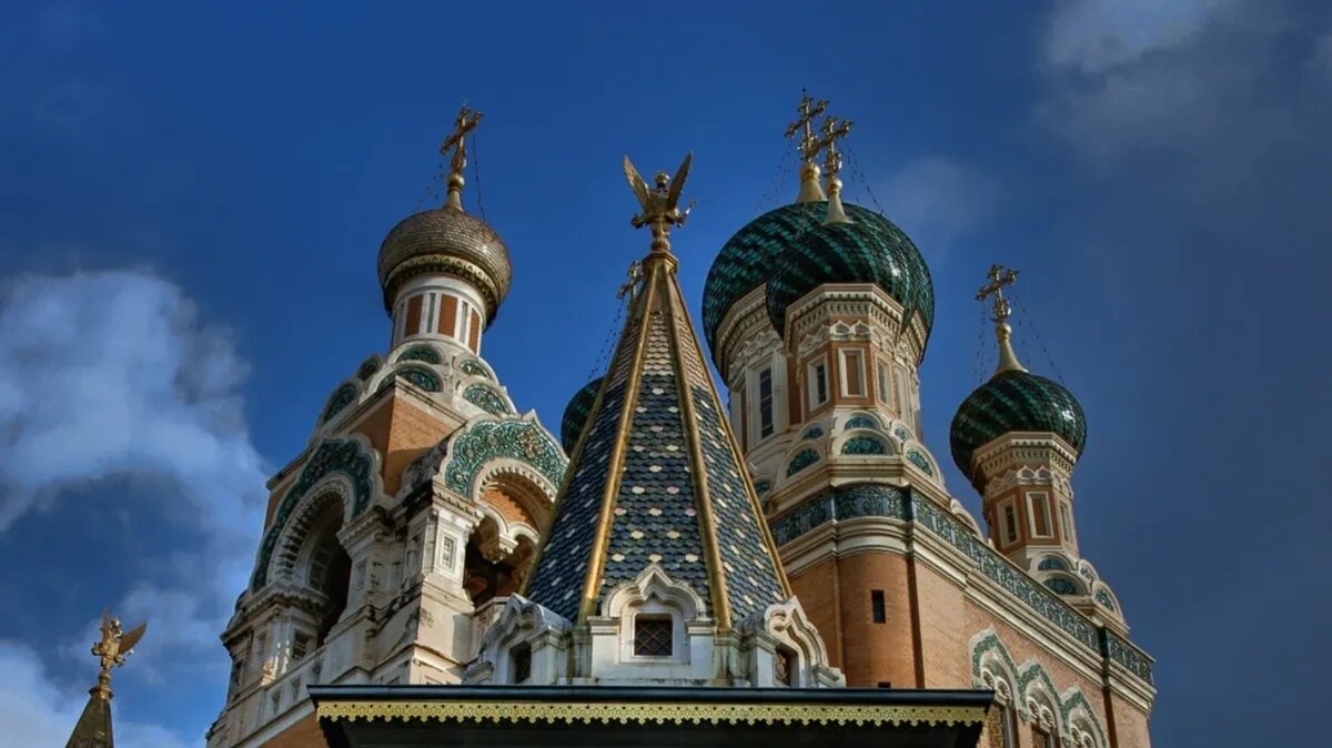 В храмы подают записки с именами умерших родственников. Фото: www.piqsels.com