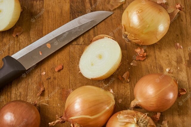    Лук - самый распространённый продукт на кухне у домохозяек. Фото: ru.freepik.com