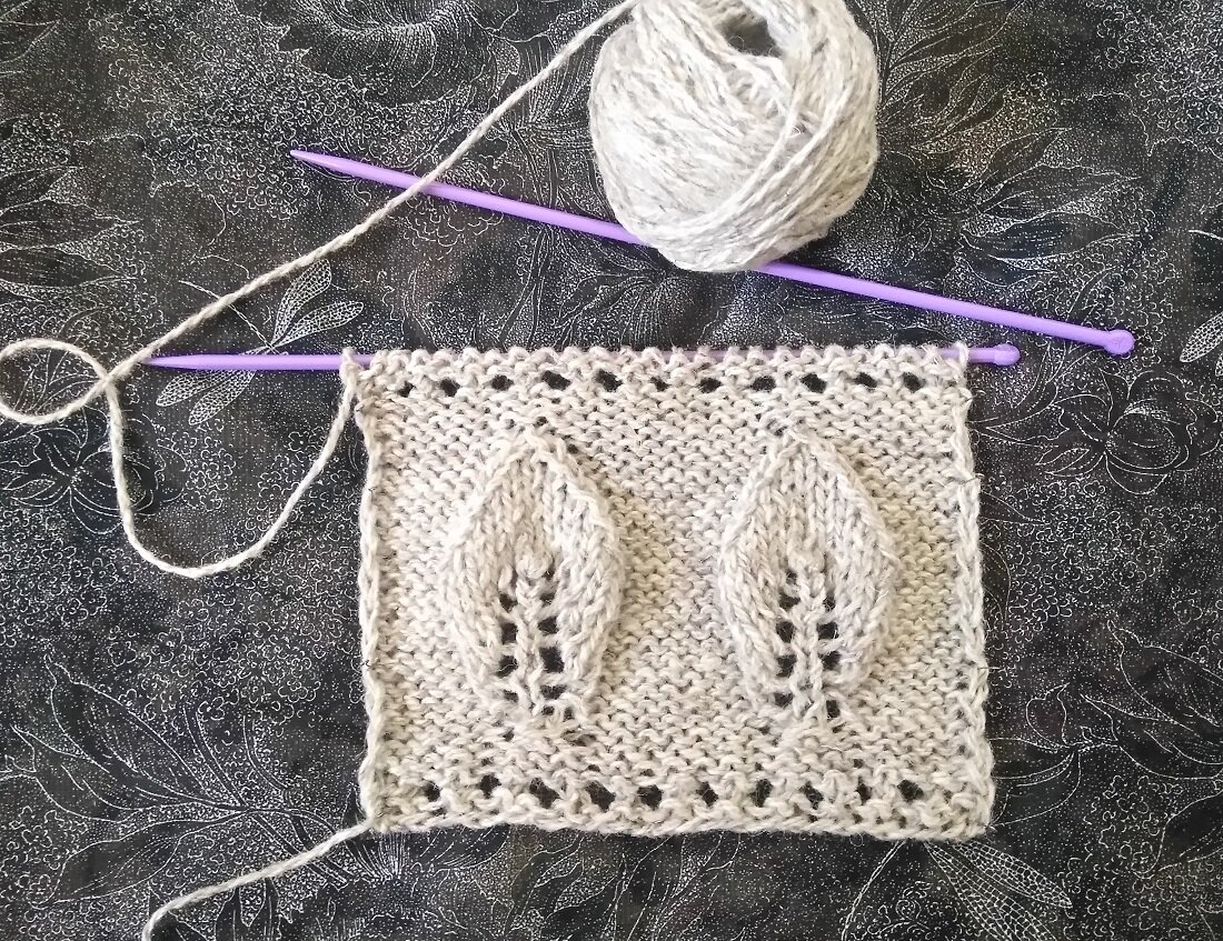 Образец. Расстояние между листиками может быть любым. Основной фон - изнаночная гладь.