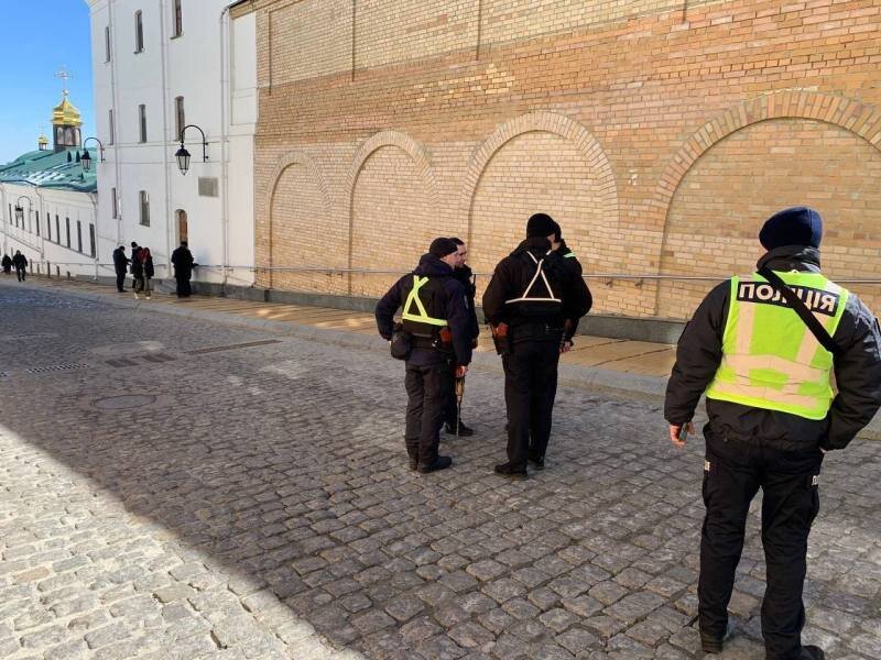    В Киево-Печерскую лавру приехали автоматчики с автозаками