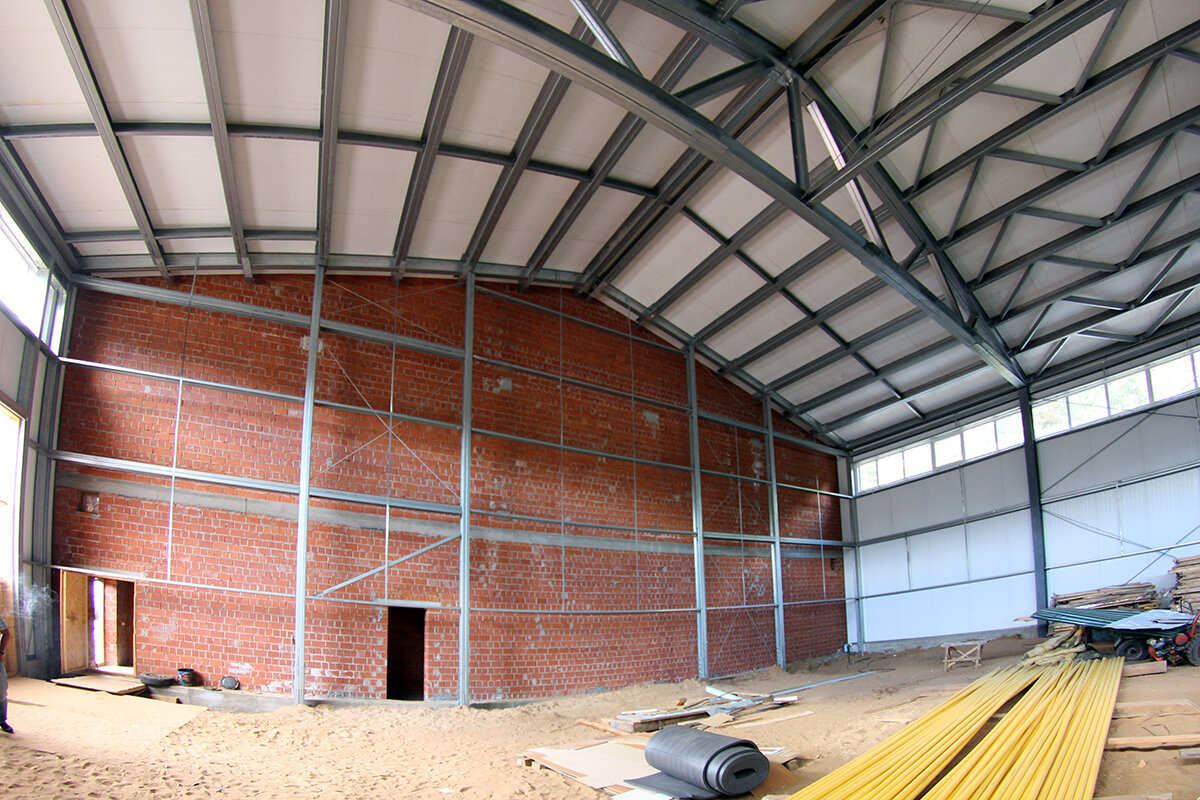 Зона примыкания к кирпичному зданию: комбинированная связевая рама и усиленный торец