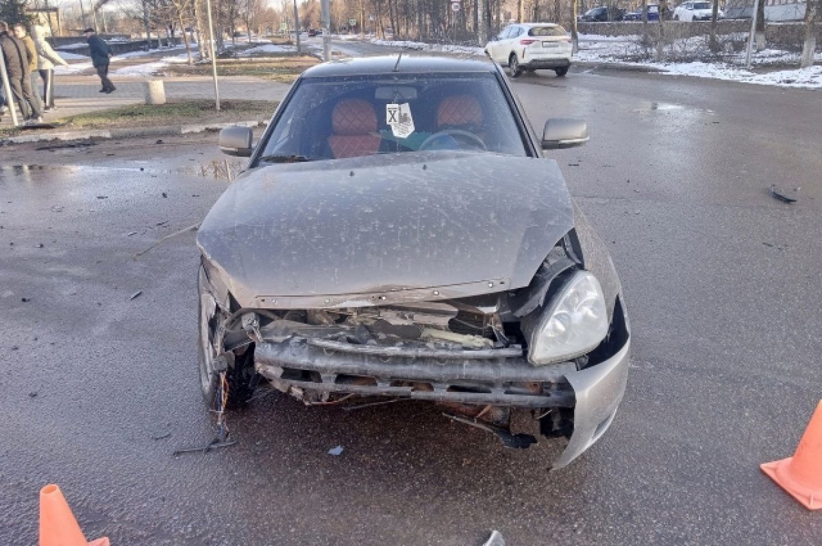    Два человека пострадали при столкновении «Лады Приоры» и Hyundai в Удомле