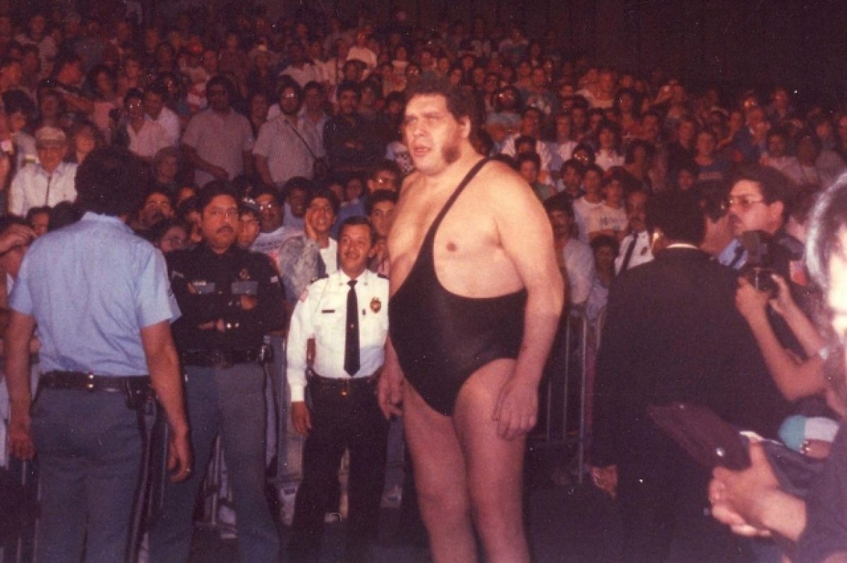    Самый известный пациент с акромегалией – французский рестлер и актёр Андре Гигант (рост – 220 см, вес – 225 кг). Умер он от болезни сердца в 46 лет.