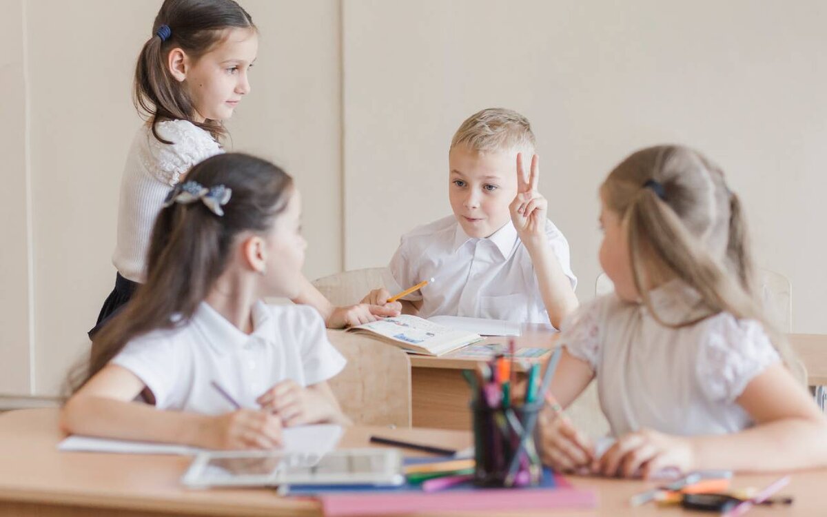 Источник фото: https://ru.freepik.com/free-photo/kids-discussing-at-desks-in-classroom_2488708.htm